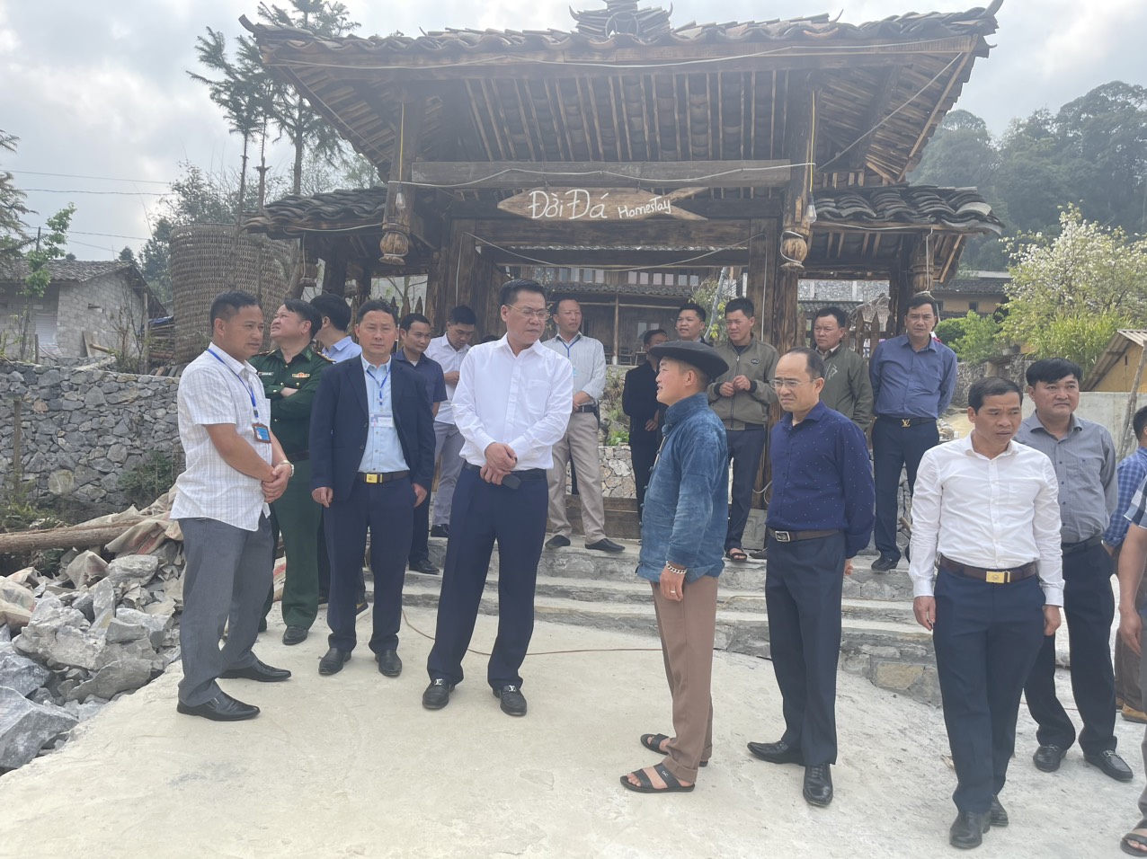 Đồng chí Nguyễn Tiến Dũng - Bí thư Huyện ủy Đồng Văn thăm và làm việc tại xã Sủng Là